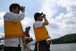 湖底図をつくるため岸までの距離や水深を測る